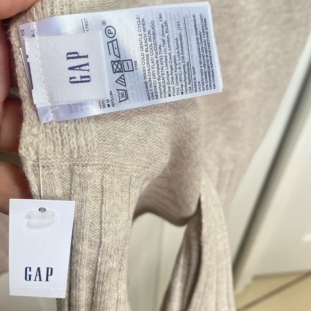GAP Scarf  one Size, Color: Beige. - Picture 7 of 14
